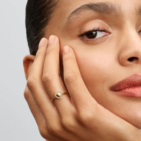 Halohjärta Ring Guld från Pandora Timeless. Tillverkad av 14 karat guldpläterat material med strålande hjärta omringat av gnistrande stenar. Unikt budskap i vackert polerat hjärta.