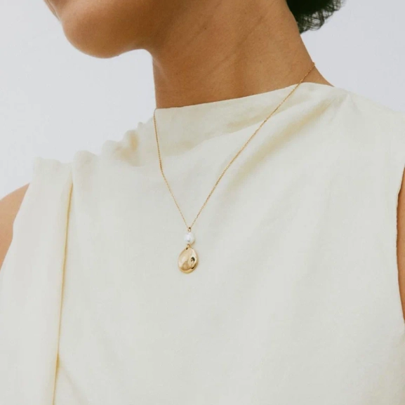 Elegant halsband i 14K guldplätering med pärlemorpärla och oregelbundet hänge på en justerbar ankarkedja
