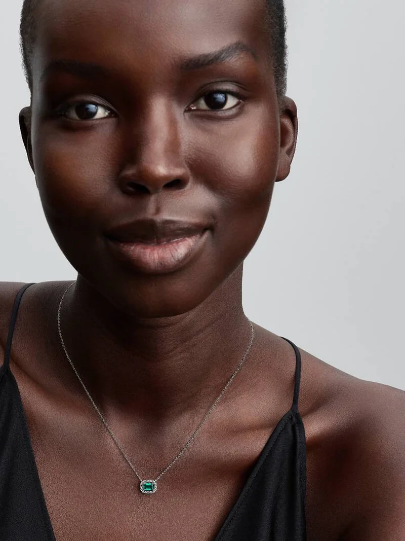 funkelnden Steinen an einer Silberkette.