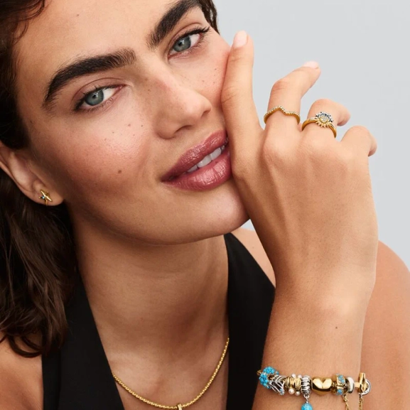 Sjöstjärna Stiftörhängen Guld. Förhöj din stil med dessa eleganta örhängen från Pandora. Tillverkade med omsorg och kärlek