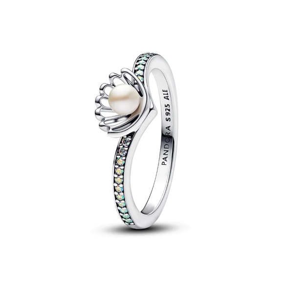 Disney-Prinzessin Ariel Pearl-Ring aus Sterlingsilber mit weißer Süßwasserperle und funkelnden Steinen entlang des Bandes. Inspiriert von Ariels Reise und ihrem Mut
