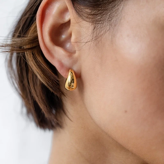 Bolded Little Sis Earrings Gold - Syster P - Snabb leverans & Gratis paketinslagning - Nordic Spectra