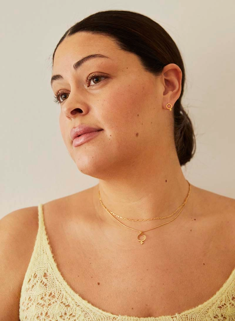 Letter Venus Big Necklace Gold -CU Jewellery - Snabb frakt & paketinslagning - Nordicspectra.se