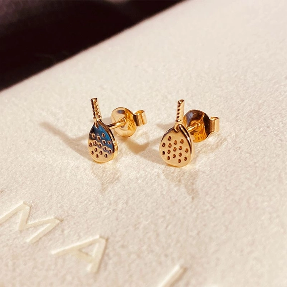 Mini Padel Earrings Gold - Emma Israelsson - Suuri valikoima & ilmainen lahjapaketointi - Nordicspectra.fi