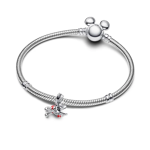 Disney Musse Pigg Amor berlock i sterlingsilver med röd emalj och hjärtformad spets. Perfekt för Disney-fans som älskar kärlek och magi!