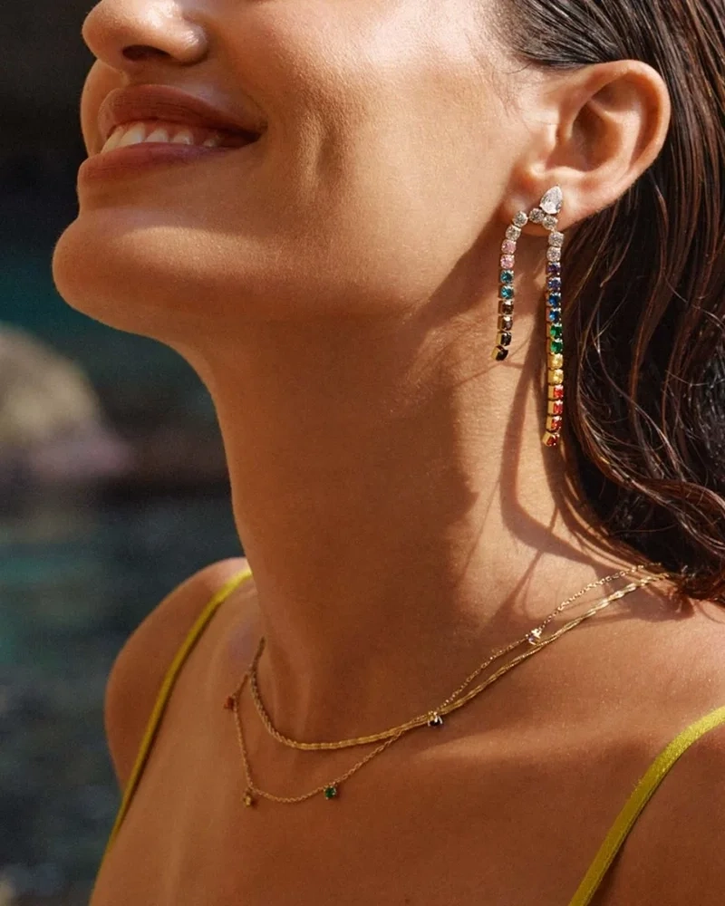 Edblad Rainbow Necklace i 14K guldplätering med regnbågsfärgade cubic zirconia-stenar på en 42-45 cm kedja. Artikelnummer 127843.