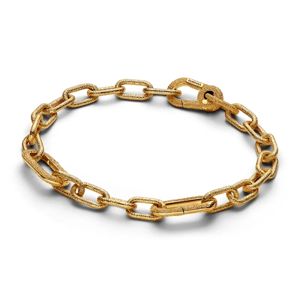 Elegant länkkedjearmband i 14 karat guldpläterad metall från Pandora ME kollektionen. Skapa din unika stil med detta stilfulla smycke.