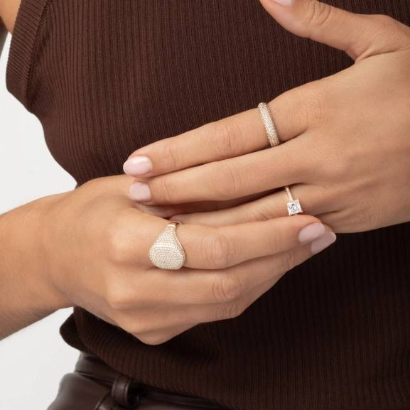 elegantes Design mit funkelnden Zirkonia auf 18K vergoldetem Silber.