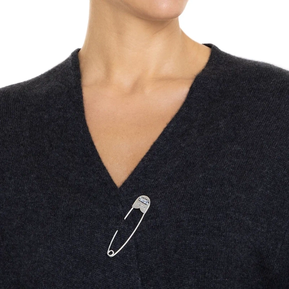 en stor säkerhetsnål i recyclat silver med 925-dekor