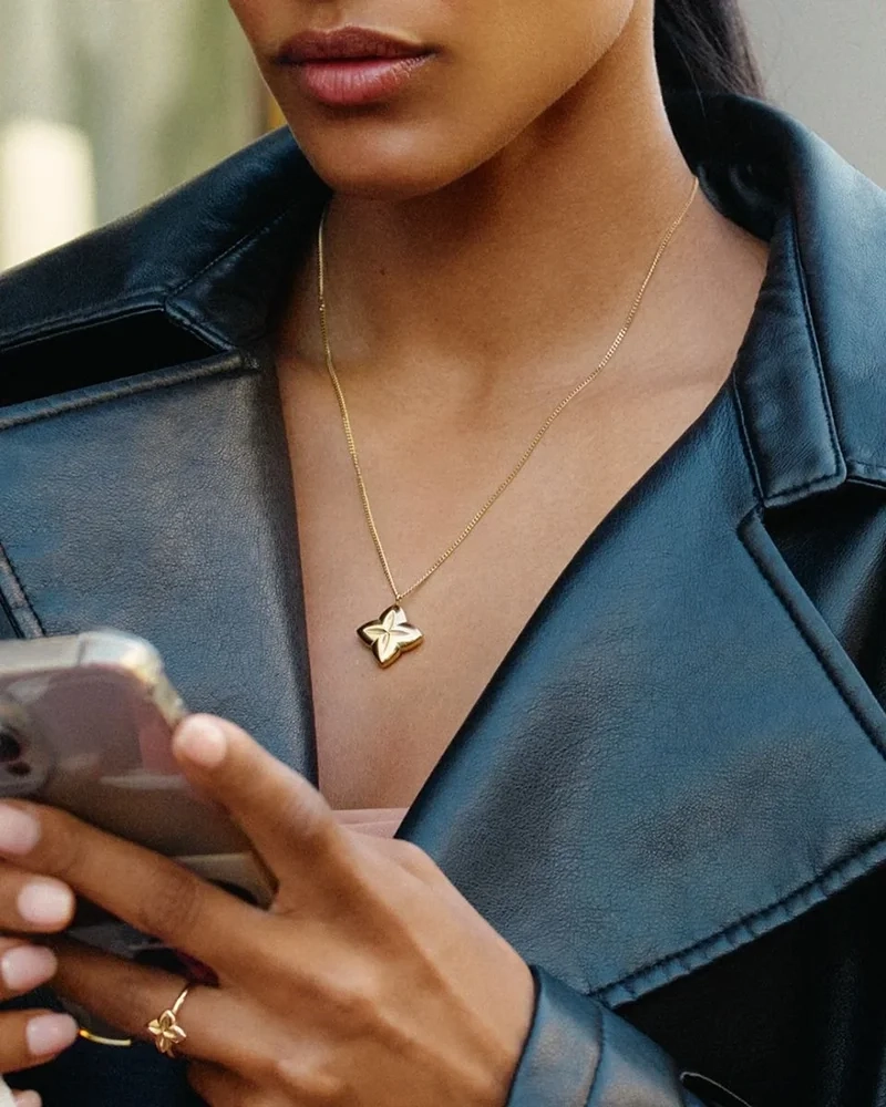 med elegant design och justerbar kedja. Perfekt för både vardag och fest.