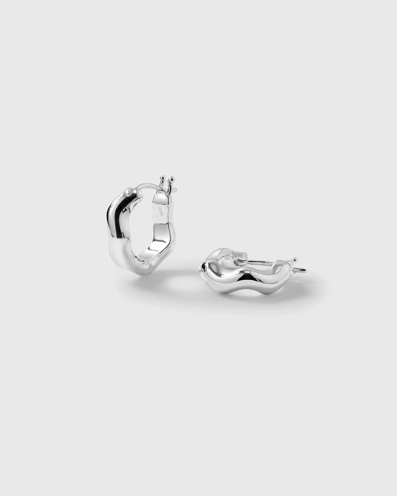 Bolded Wavy Earrings Silver - Syster P - Snabb leverans & Gratis paketinslagning - Nordic Spectra