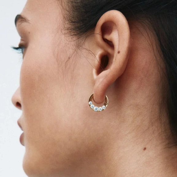 små guldfärgade örhängen i stål med cubic zirconia