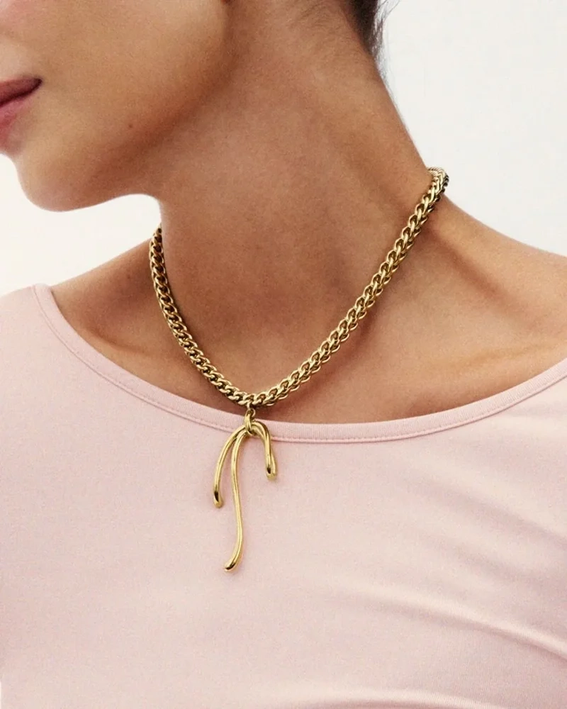 med ett intrikat spetsmönster som ger en elegant och sofistikerad look.