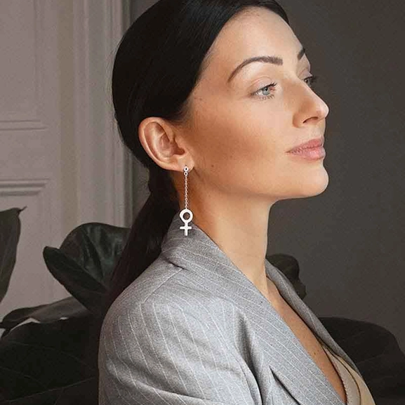 Women Unite Long Earrings - Drakenberg Sjölin Örhängen - Snabb frakt & paketinslagning - Nordicspectra.se