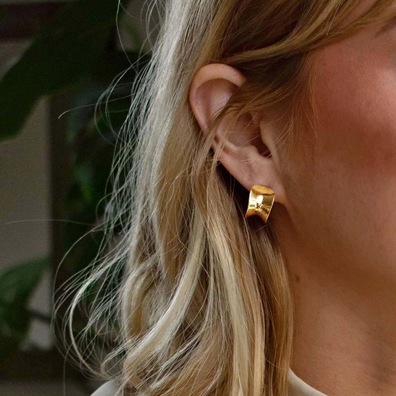 Wave mini Hoops Gold - Drakenberg Sjölin Örhängen - Snabb frakt & paketinslagning - Nordicspectra.se