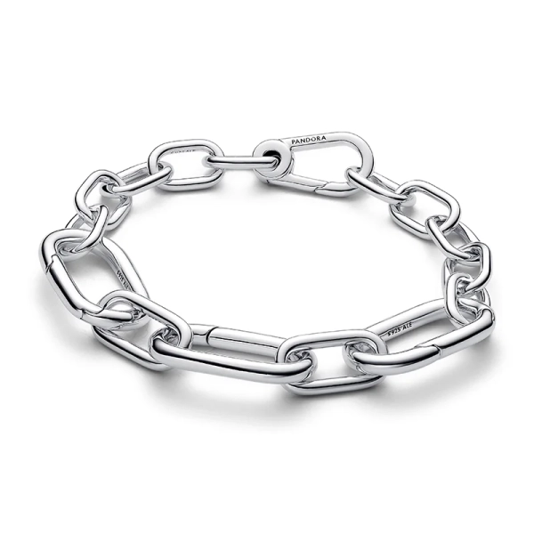 Djärvt länkkedjearmband från Pandora ME i sterlingsilver för en modig och personlig stil. Skapa ett vågat intryck med detta imponerande armband som ger en känsla av självförtroende och unikhet.