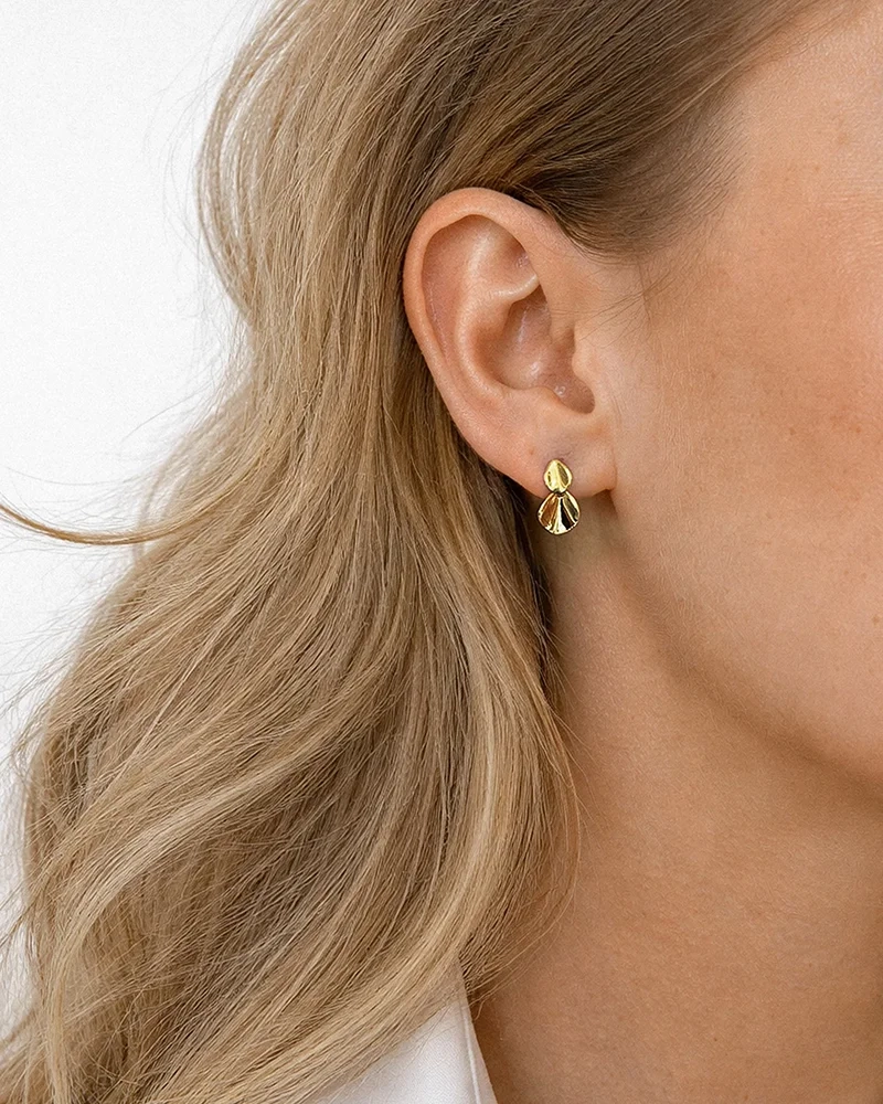 joissa on pehmeästi muotoillut pisarat ja orgaaninen muotoilu.