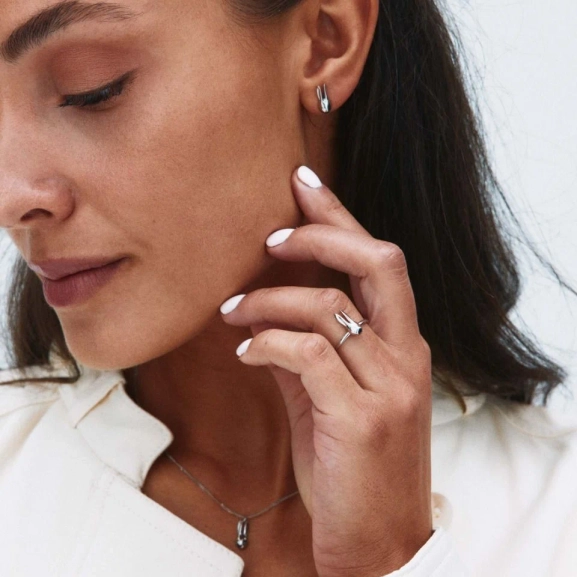 Små örhängen i polerat rostfritt stål formade som kaninhuvuden från Edblad