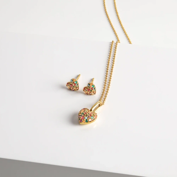 eine elegante Halskette aus 18 Karat vergoldetem Silber mit funkelnden Zirkonia-Steinen.