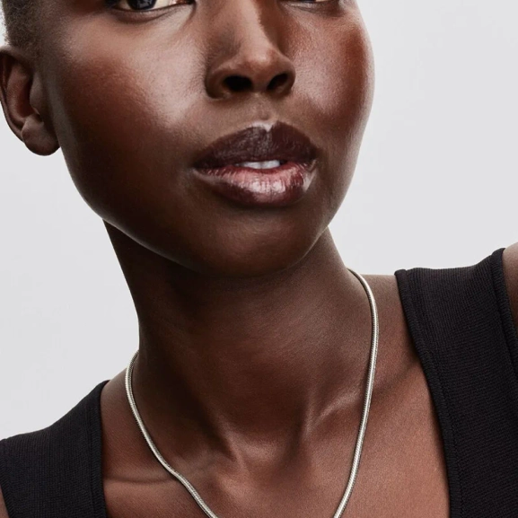 Hjärtformad silverberlock med djupt röd kristall