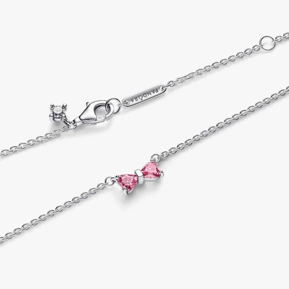 Rosa halsband med hjärtformade stenar i rosett av sterlingsilver från Pandora Timeless kollektionen. Justerbar längd för personlig stilanpassning.
