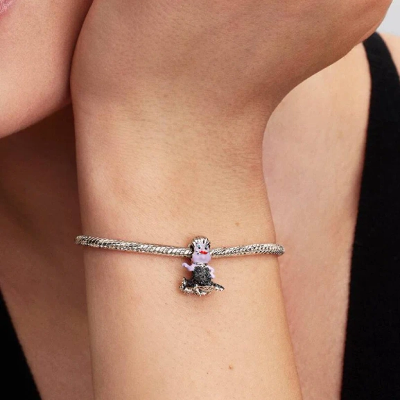 von einem Oktopus inspiriertes Kleid mit leuchtenden Emaille-Details. Das perfekte Geschenk für jeden Disney-Fan. Zeigen Sie Ihren Stil und erzählen Sie Ihre Geschichte.