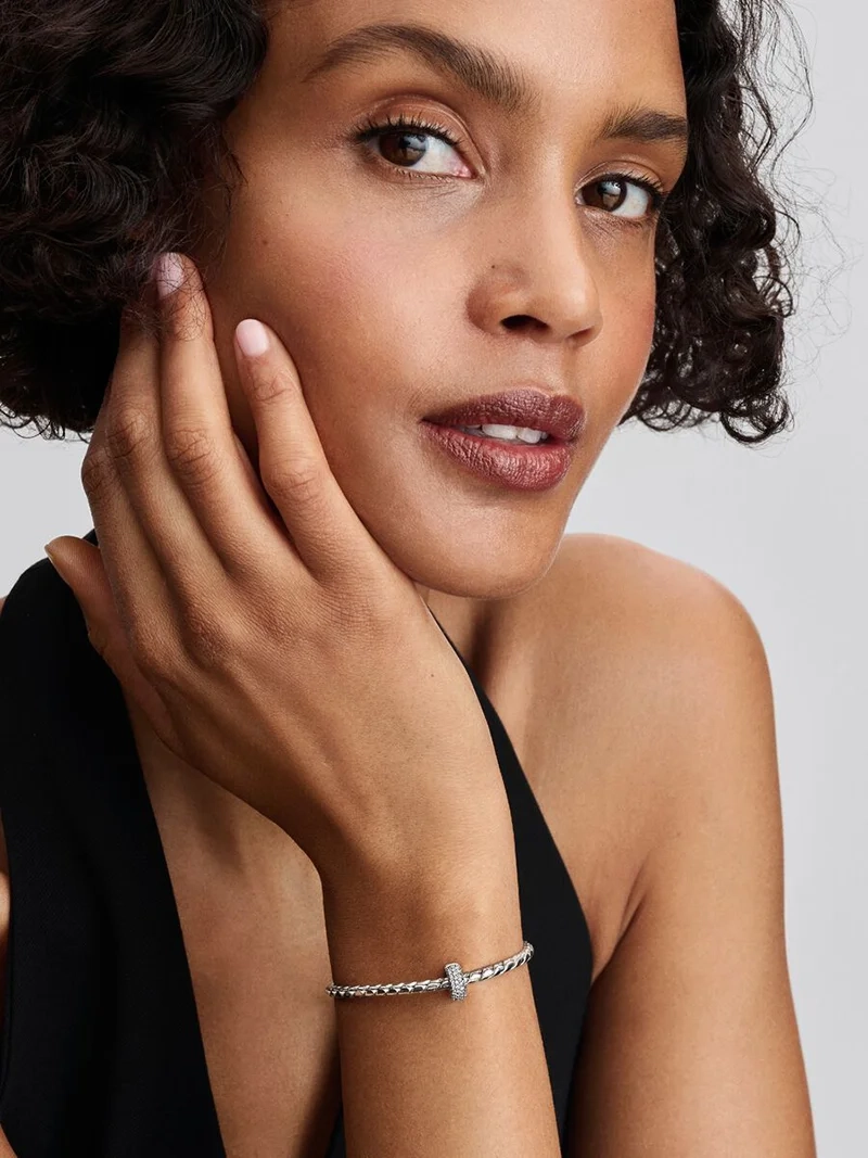 tillverkat i sterlingsilver för extra glamour och säker stil på ditt armband eller halsband. Låt din personliga stil lysa genom varje dag.