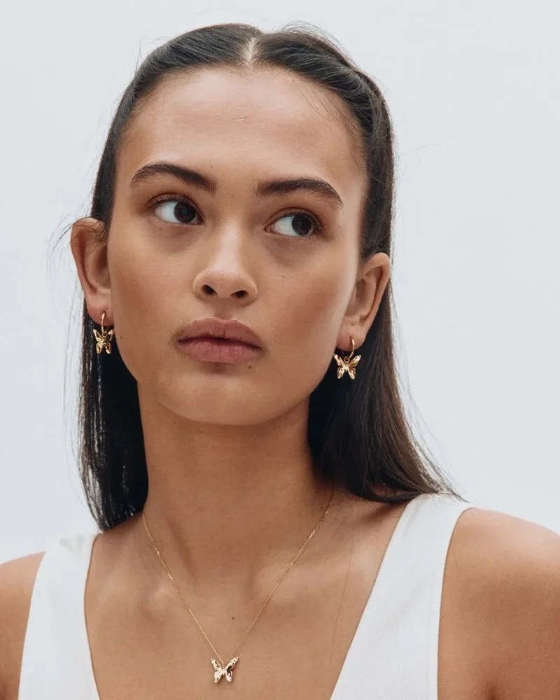 Örhängen i 14K guldplätering med fjärilsdesign från Edblads Butterfly-kollektion