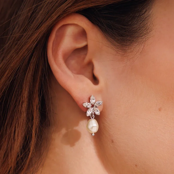 Emmy Earrings Rhodium Pearl / Crystal - Caroline Svedbom - Snabb frakt & paketinslagning - Nordic Spectra