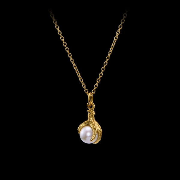 Claw Pearl Necklace Gold med sötvattenspärla och kloinspirerad dekoration i 18K guldpläterat silver från Maria Nilsdotter.
