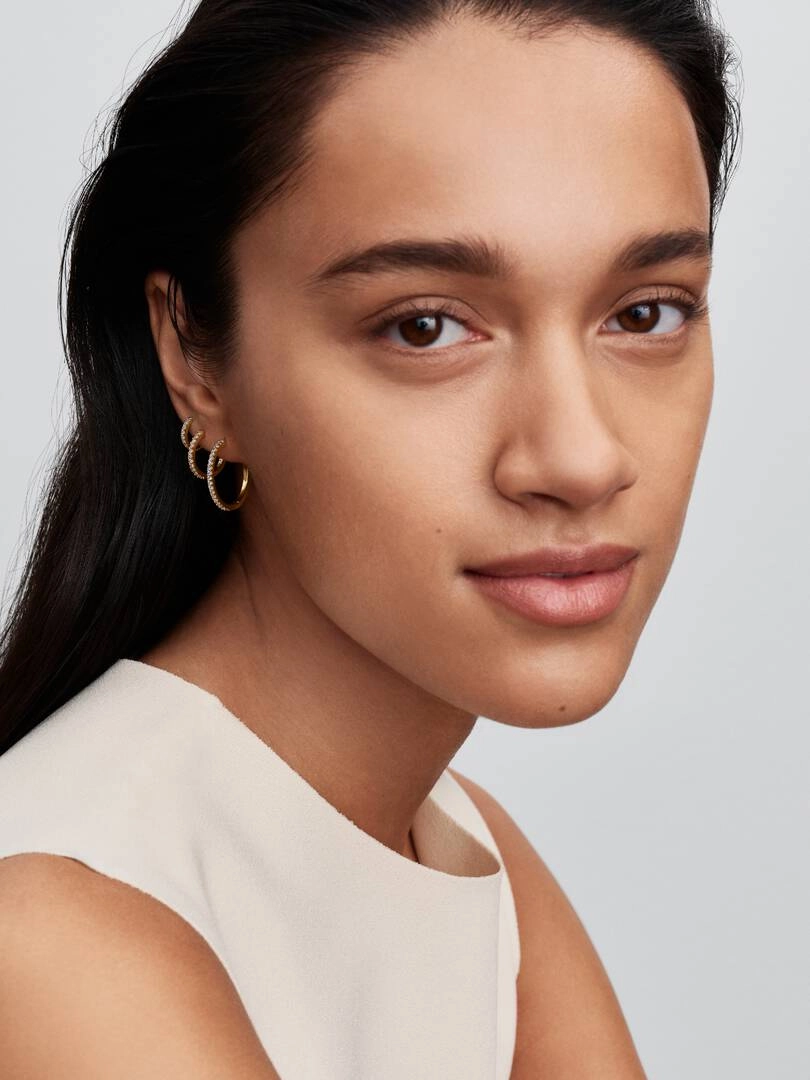 Glittrande Hoops Mellan Guld från Pandora – eleganta örhängen med pavéinfattade cubic zirconia och 14K guldplätering.