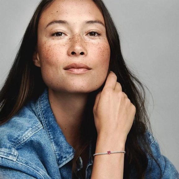 Tennisarmband med Glittrande Rött Hjärta - PANDORA - Snabb leverans & paketinslagning - Nordic Spectra