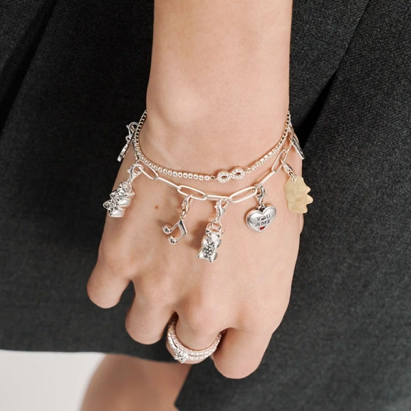 formad som en Goldbear med hjärtformade utskärningar och THOMAS SABO x HARIBO-logga på baksidan.