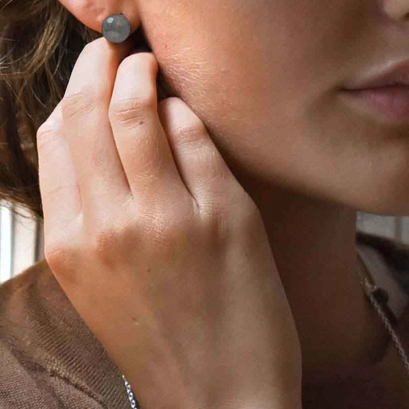 Moon Studs Smokey - Drakenberg Sjölin Örhängen - Snabb frakt & paketinslagning - Nordicspectra.se