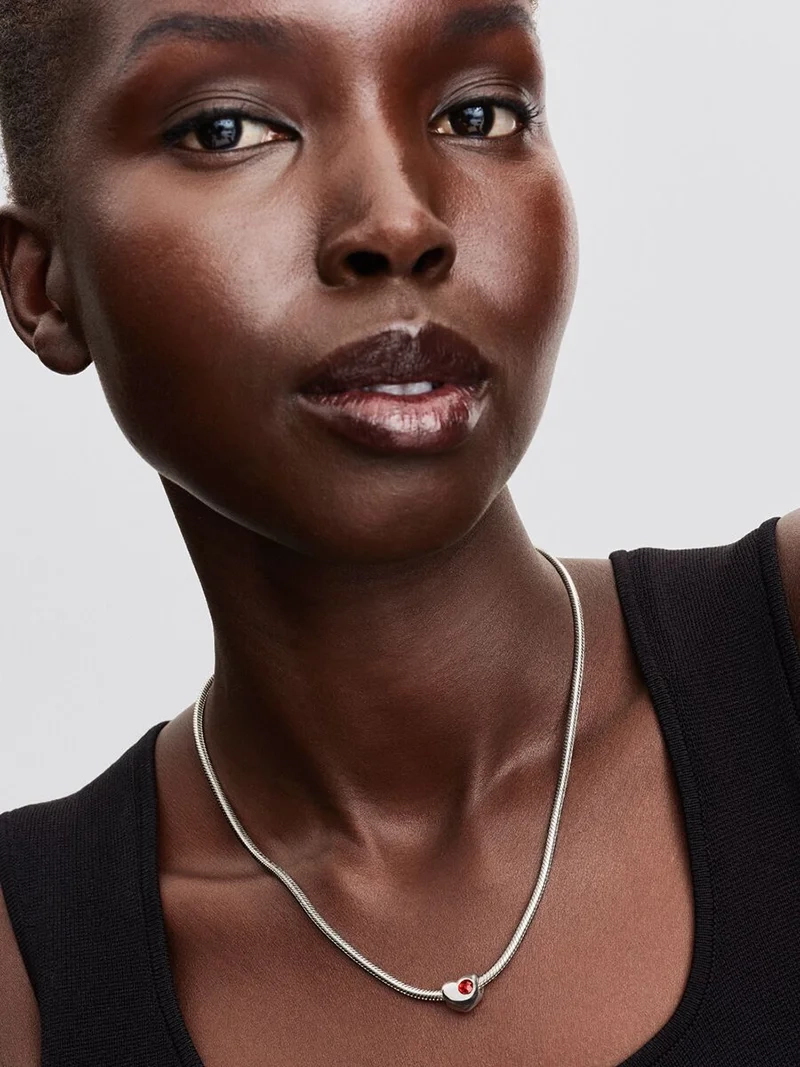 Hjärtformad silverberlock med djupt röd kristall