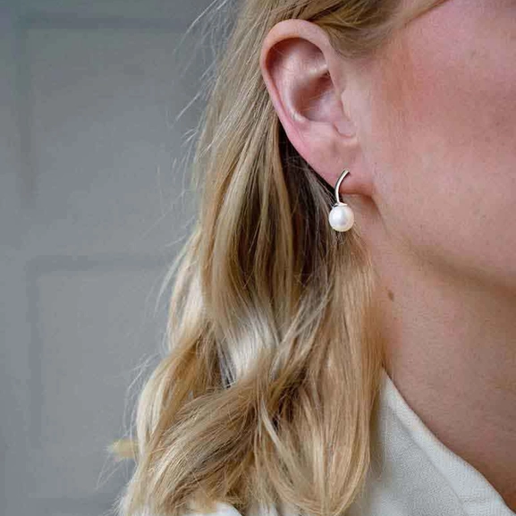 Le Pearl Studs - Drakenberg Sjölin Örhängen - Snabb frakt & paketinslagning - Nordicspectra.se