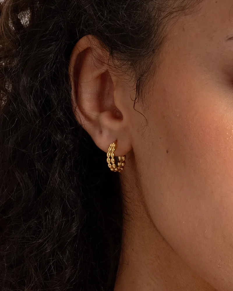eleganta hoops i 18K guldpläterat silver med unik design av två cirklar och ovala kulor