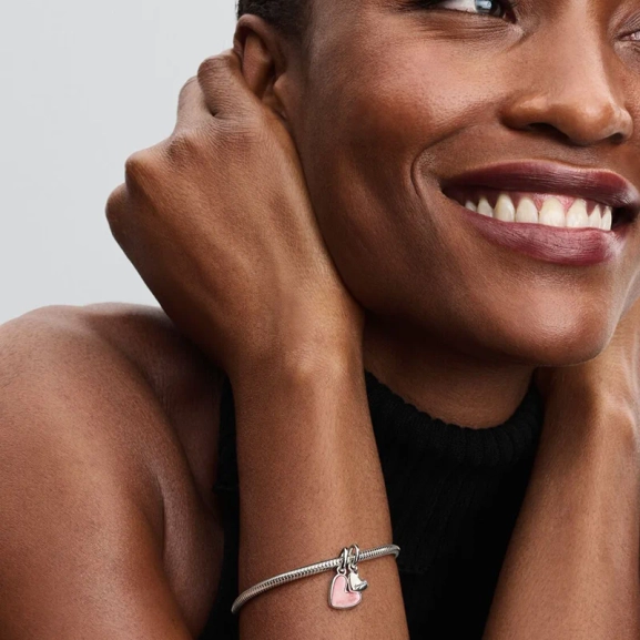 Delbar hängberlock i äkta silver från Pandora med två hjärtan