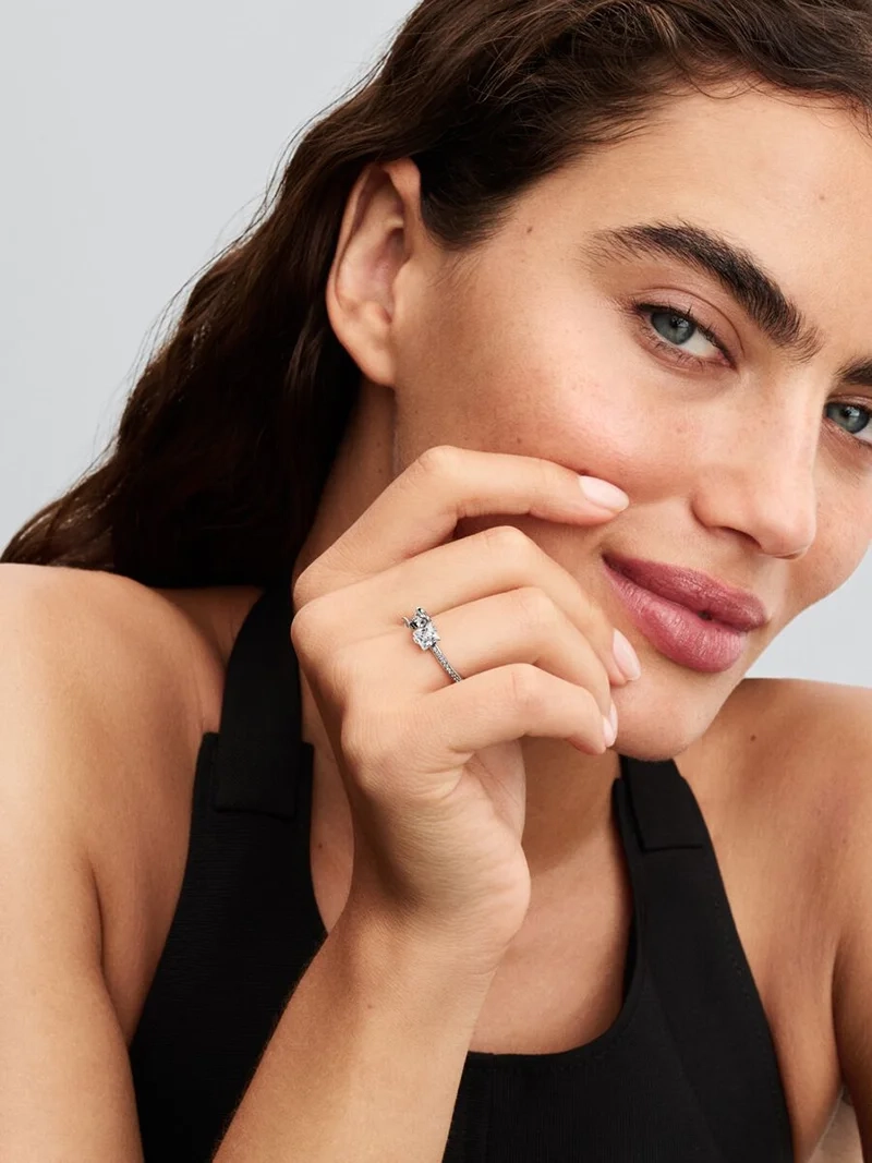 Disney Stitch & Stone-ring i sterlingsilver med gnistrande kubisk zirkonia och djupsvart emalj som fångar Stitchs ikoniska konturer. Idealisk accessoar för Disney-entusiasten som vill addera glans till sin stil.