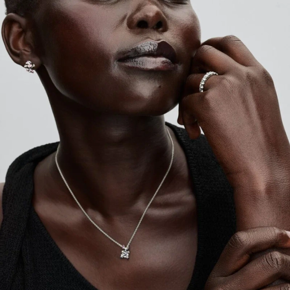 Disney Stitch & Stone-ring i sterlingsilver med gnistrande kubisk zirkonia och djupsvart emalj som fångar Stitchs ikoniska konturer. Idealisk accessoar för Disney-entusiasten som vill addera glans till sin stil.