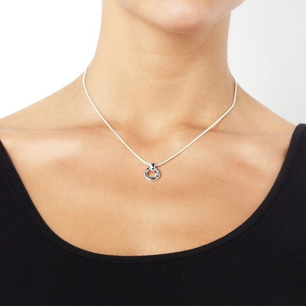 Ring Around Pendant - Amor Vincit Omnia - Efva Attling halsband - Snabb frakt & paketinslagning - Nordicspectra.se