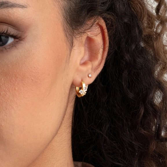 runde Ohrringe aus 18-karätig vergoldetem Silber mit funkelnden Zirkonia.