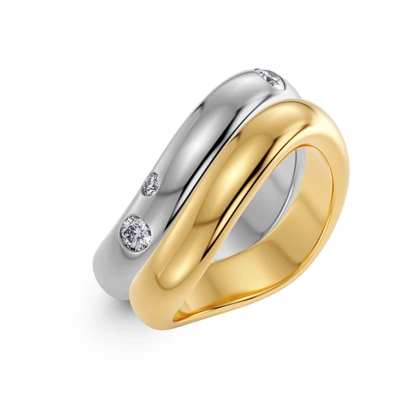 Två Selena ringar i stål och guld med vågformade skenor; en med cubic zirconia-stenar och en slät