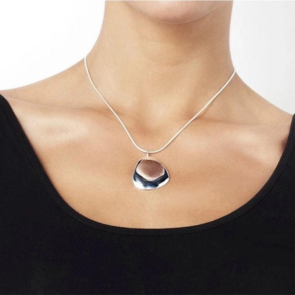 Rose Petal Pendant - Efva Attling halsband - Snabb frakt & paketinslagning - Nordicspectra.se