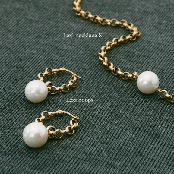 erbjuder två stilar i ett smycke. Diameter 20 mm