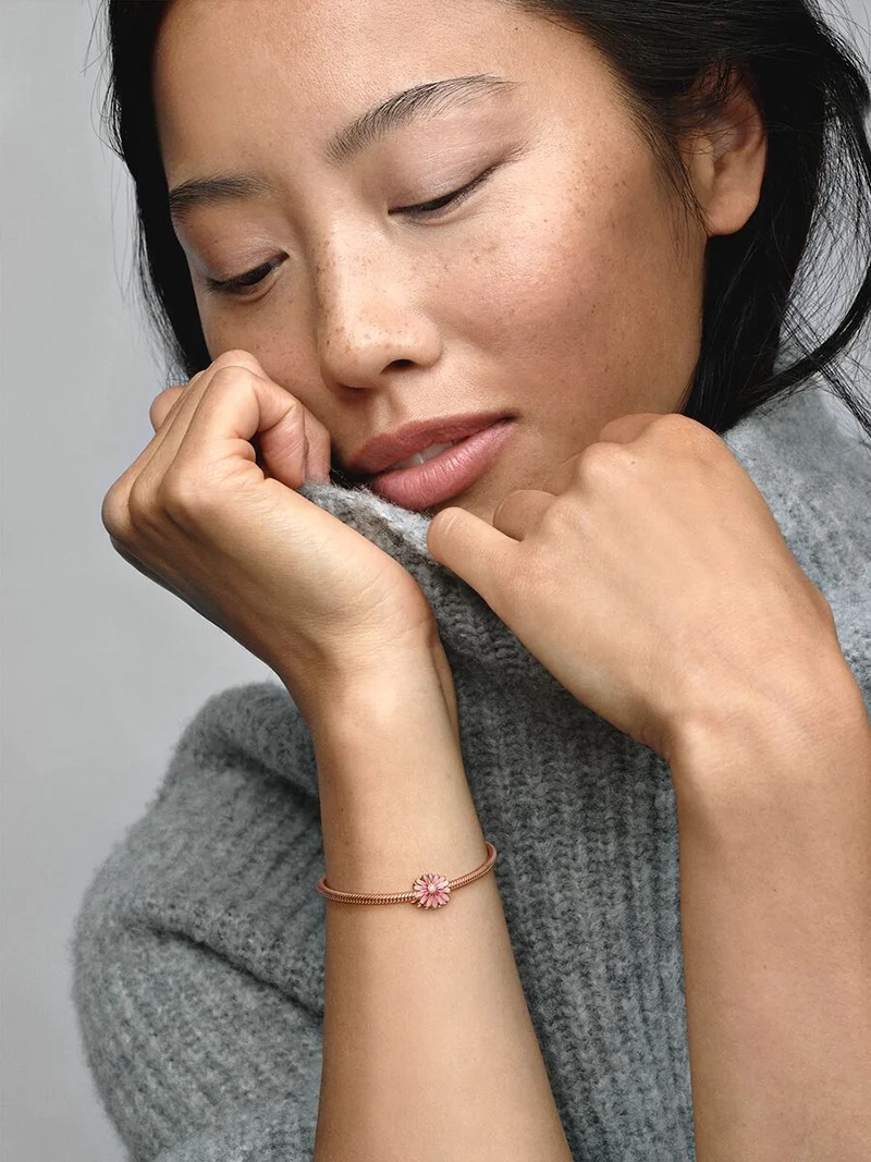 Pandoras rosa Tusensköna Berlock Rosé med handapplicerad rosa emalj och gnistrande kubiska zirkoniastenar. Symboliserar styrka och frihet.