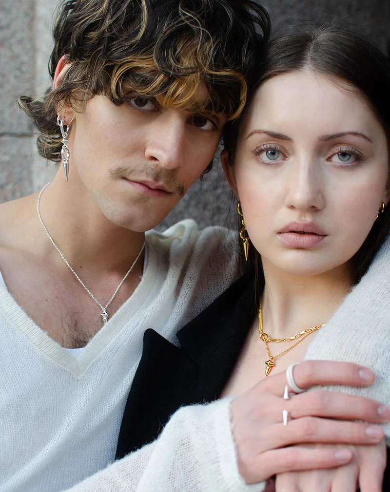 Juno Long Single Earring Gold - Syster P - Snabb leverans & Gratis paketinslagning - Nordic Spectra