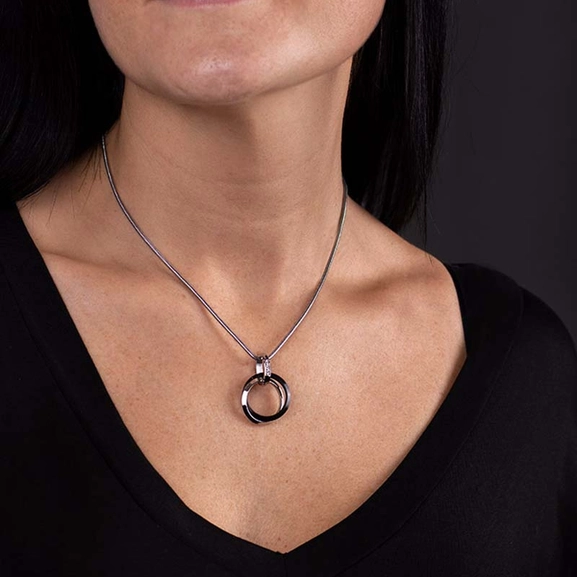 CAROLIN Kort Halsband Svart Stål - Astrid & Agnes - Snabb frakt & paketinslagning - Nordicspectra.se