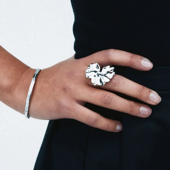 Ring i blankt rostfritt stål med stora