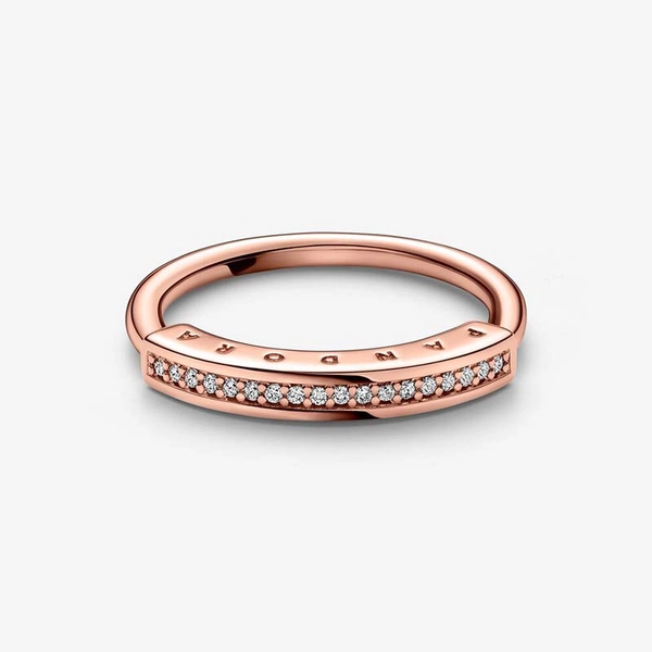 Pandora Signature I-D -pavésormus Punakultaus - PANDORA - Suuri valikoima & ilmainen lahjapaketointi - Nordicspectra.fi